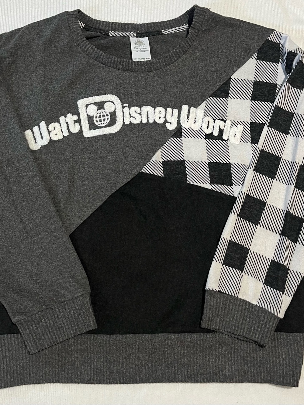 Disney Women’s Charcoal Black White Crewneck Sweater Plaid Long Sleeves Size 1X